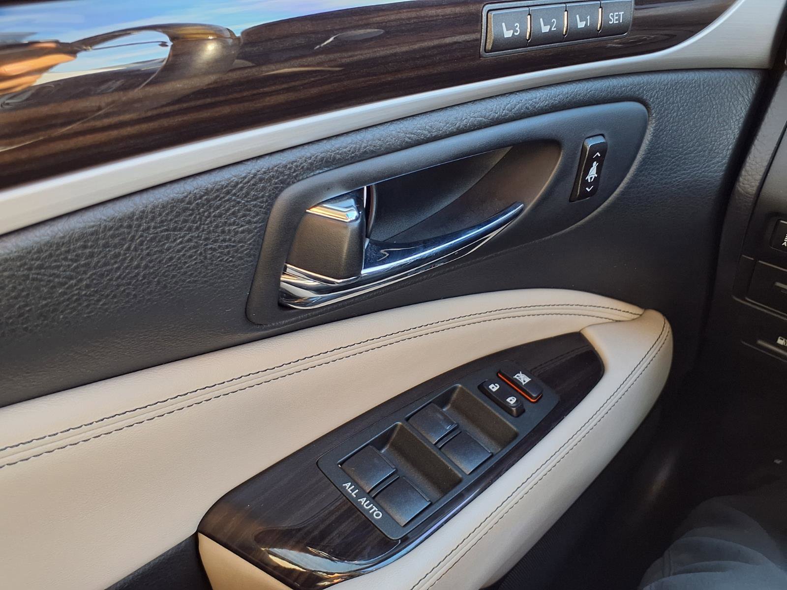 Used 2015 Lexus LS 460 w/ Comfort Package image 11