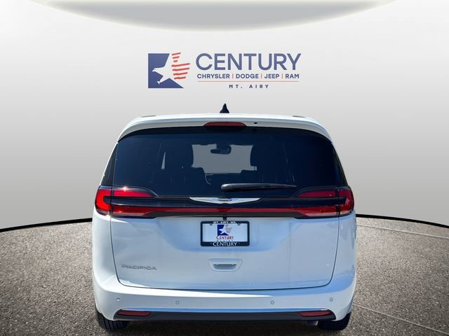 New 2026 Chrysler Pacifica Select image 3