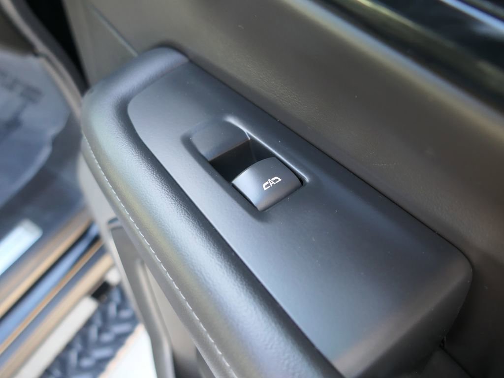 Used 2025 Chevrolet Suburban Z71 image 24
