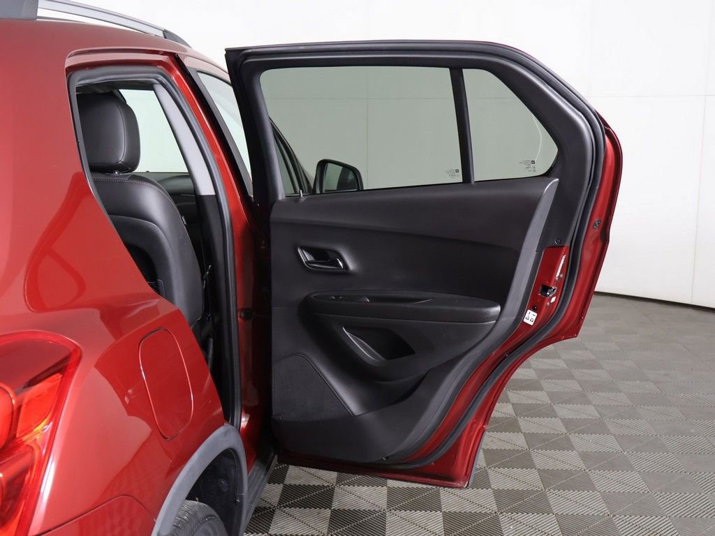 Used 2019 Chevrolet Trax LT w/ LT Convenience Package AWD/4WD image 17
