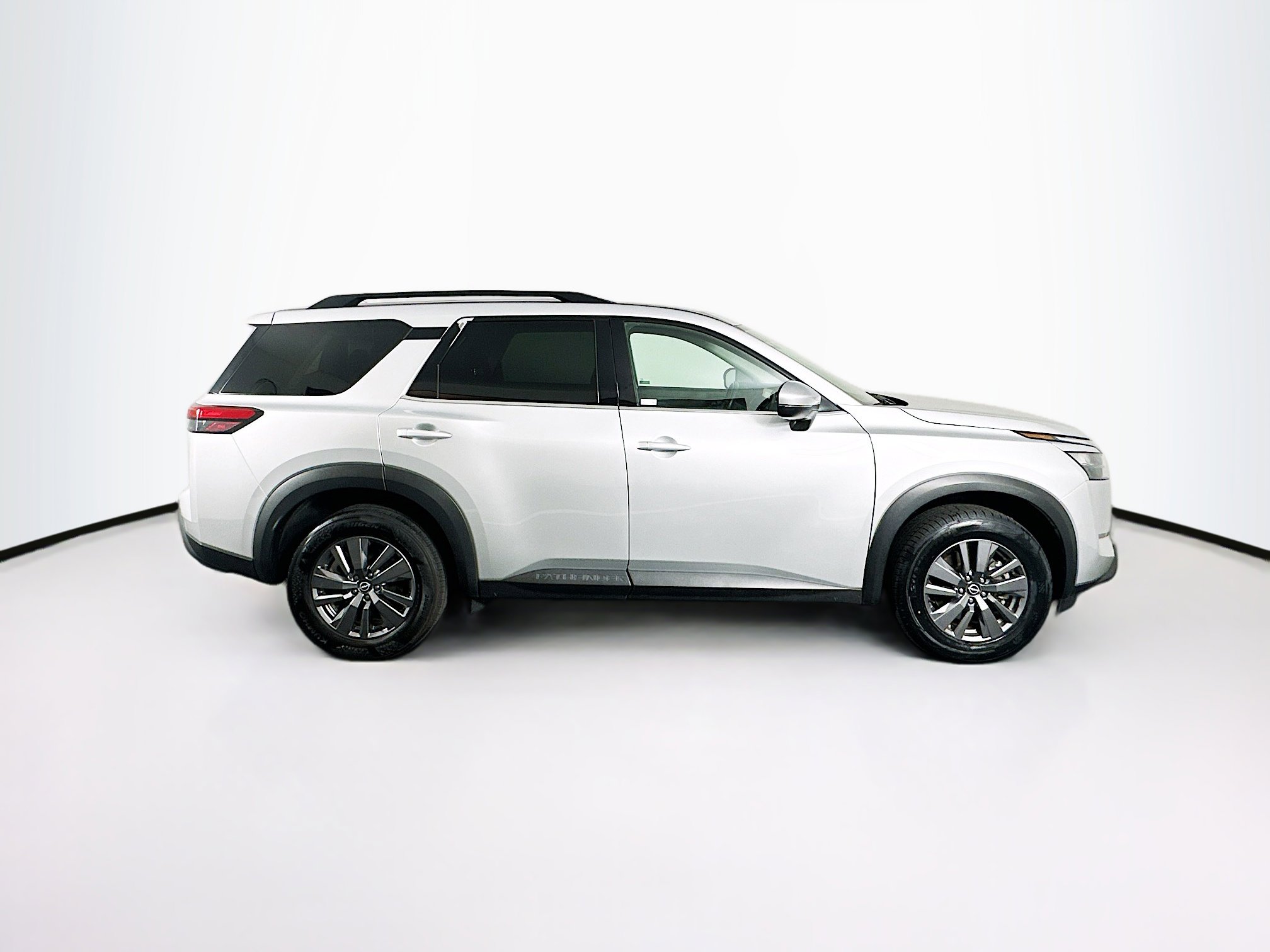 Used 2025 Nissan Pathfinder SV image 10