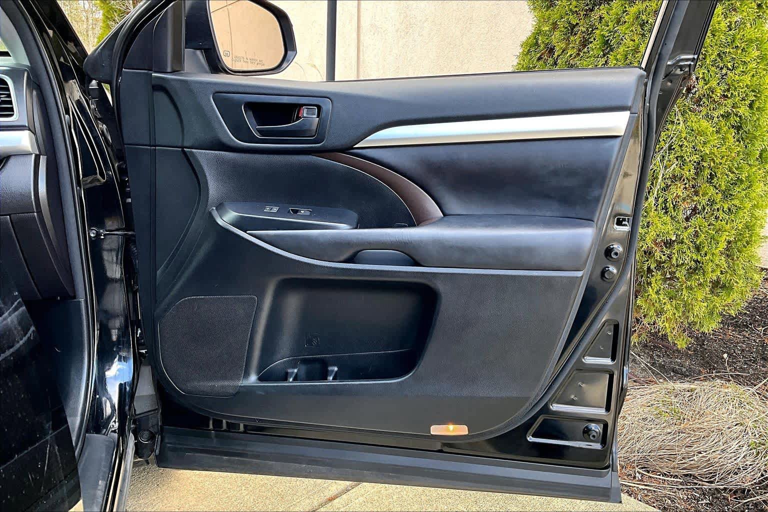 Certified 2018 Toyota Highlander Plus w/ Carpet Mat Package (TMS) AWD/4WD image 23