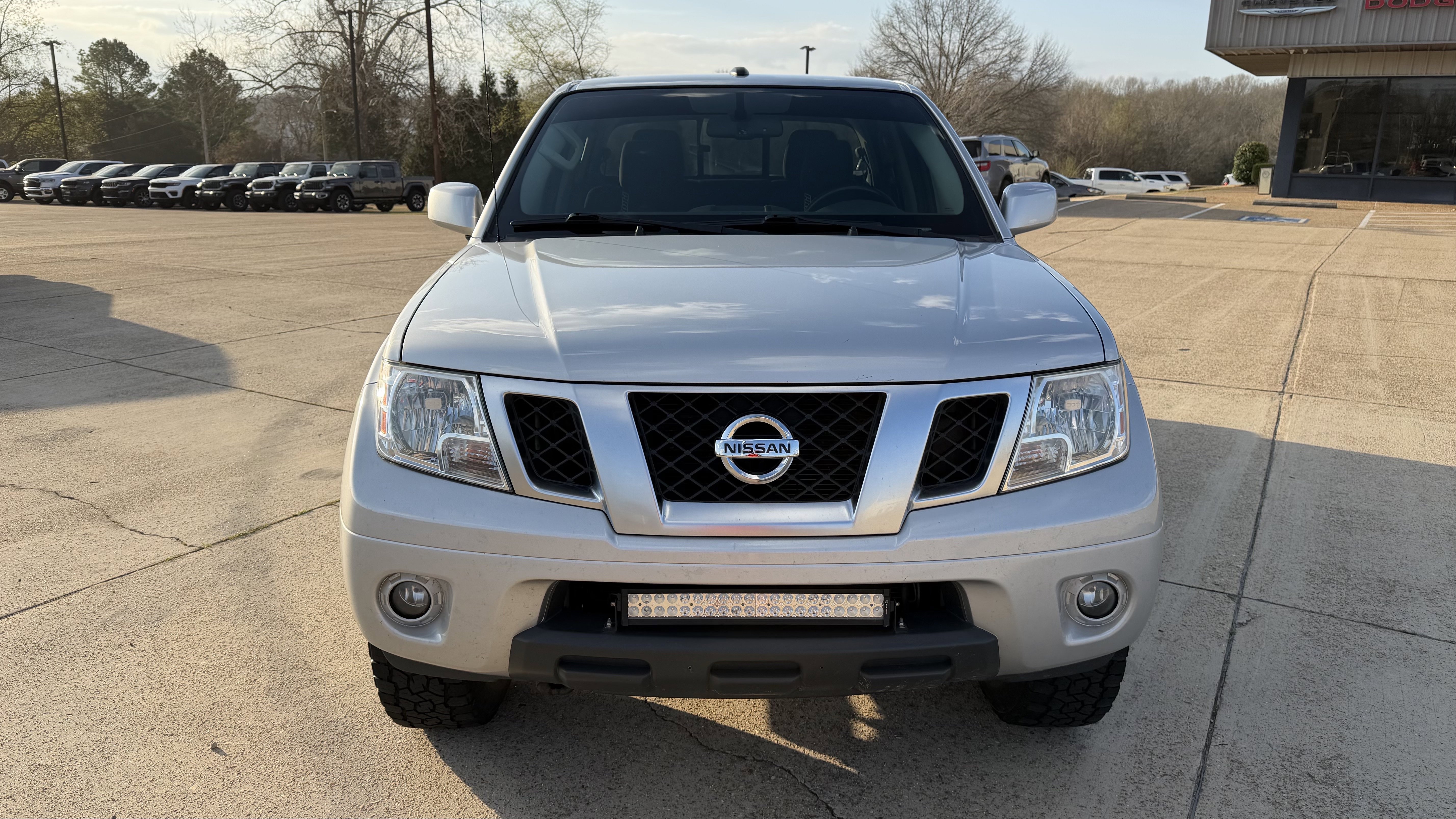 Used 2019 Nissan Frontier PRO-4X image 3
