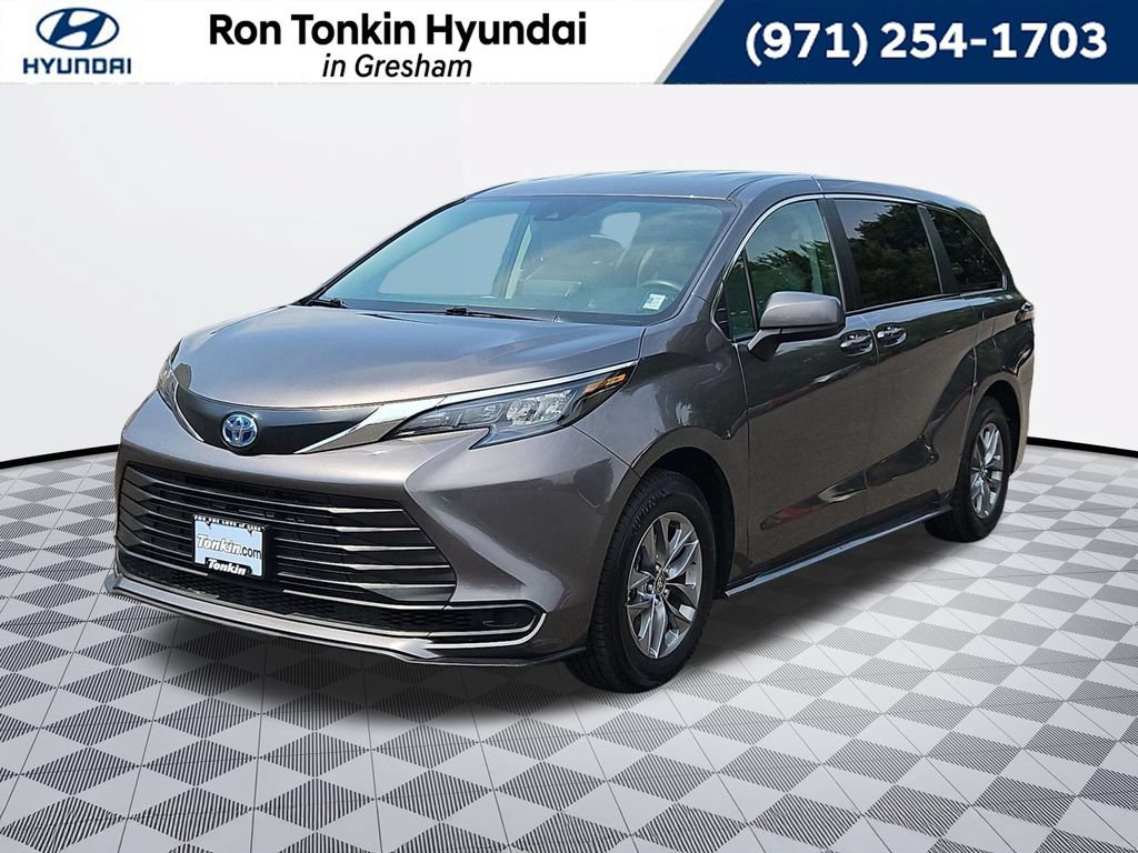 Used 2024 Toyota Sienna LE FWD image 1