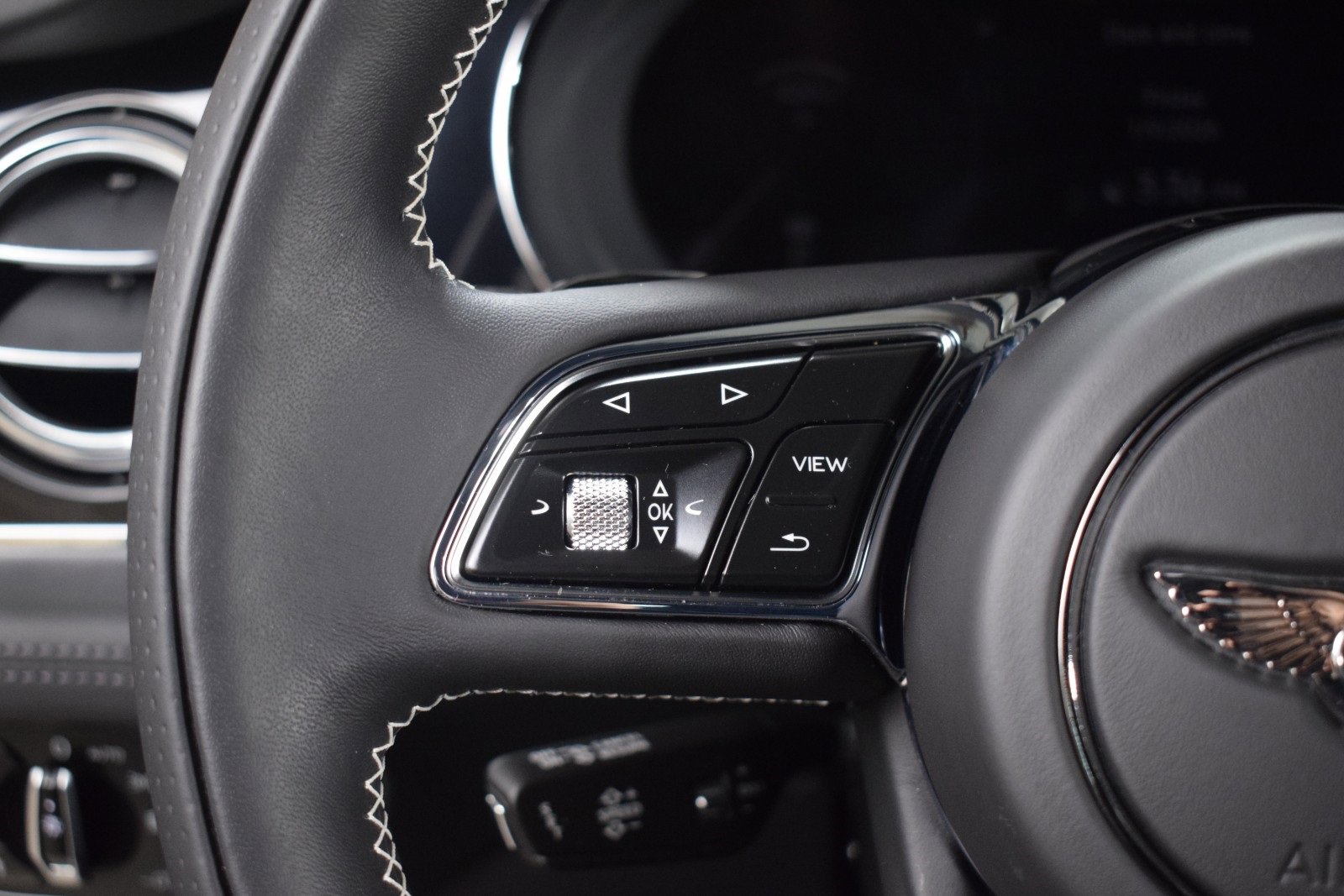 Used 2023 Bentley Bentayga image 26