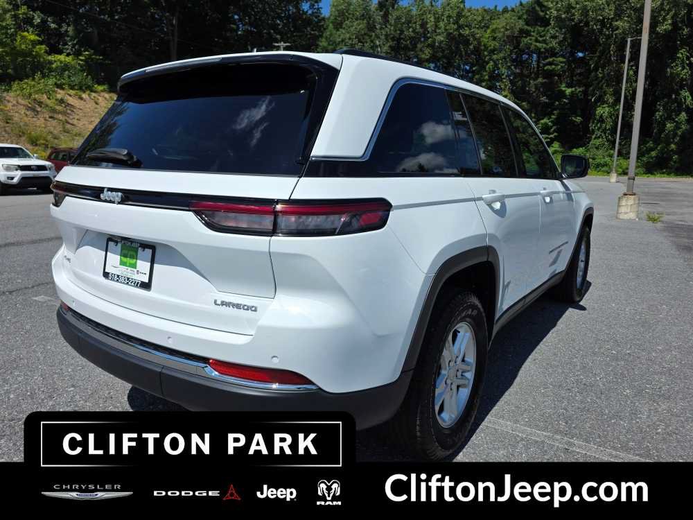 Used 2024 Jeep Grand Cherokee Laredo AWD/4WD image 4