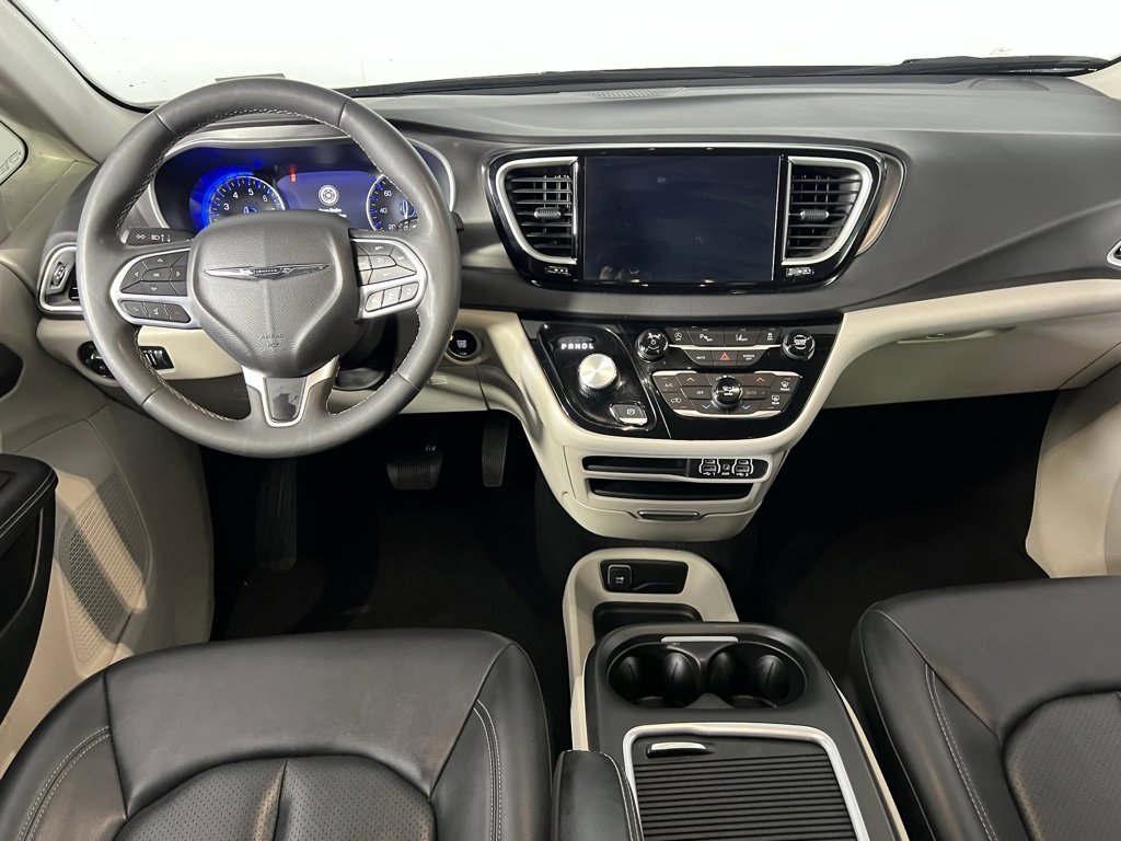 Used 2024 Chrysler Pacifica Touring-L image 13