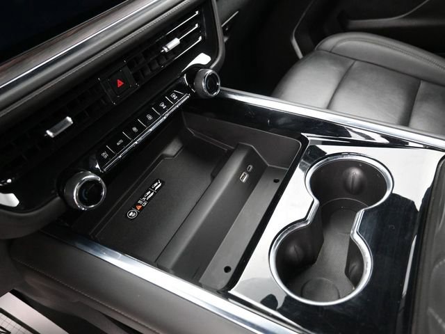 Used 2025 Chevrolet Suburban Z71 image 17