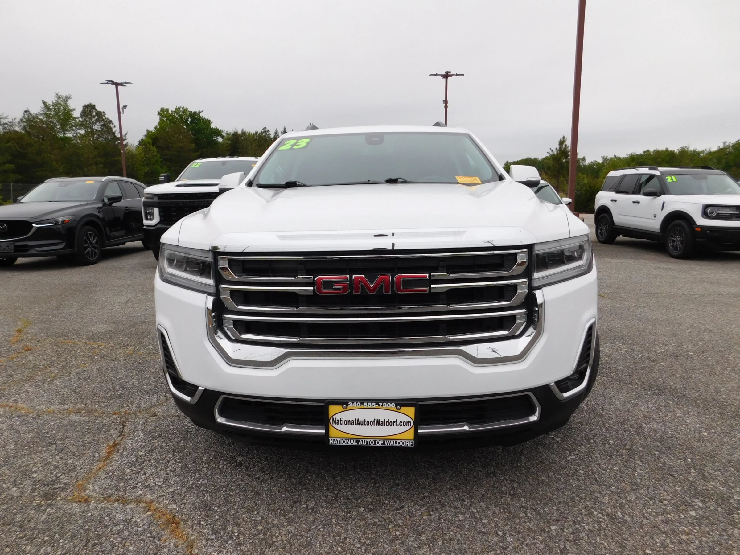 Used 2023 GMC Acadia SLT FWD image 3
