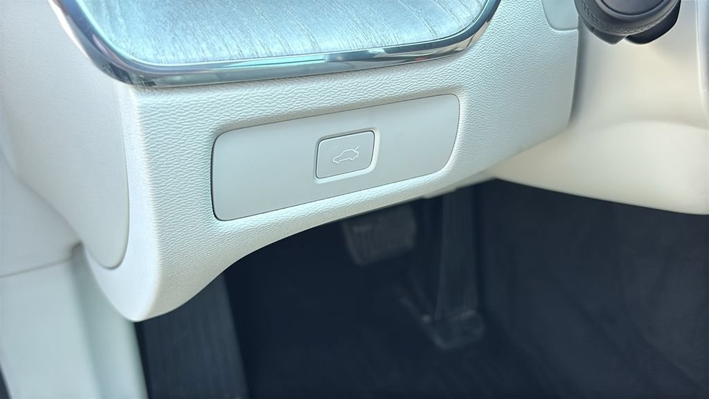 Certified 2025 Volvo XC60 B5 Ultra AWD/4WD image 14
