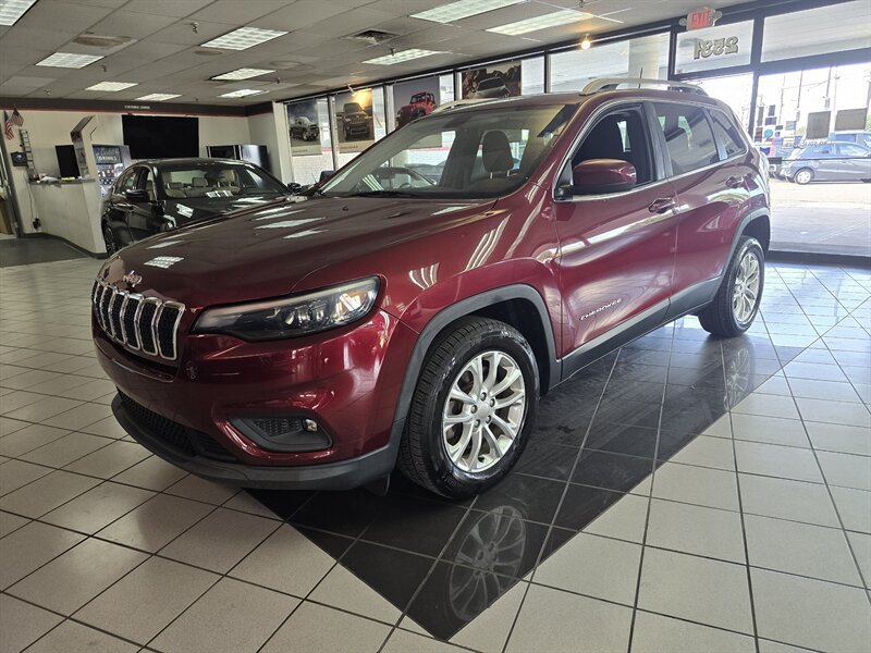 Used 2019 Jeep Cherokee Latitude w/ Cold Weather Group FWD image 1
