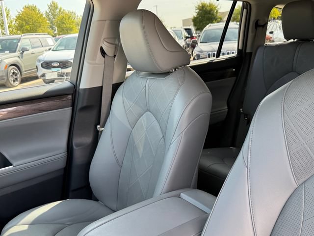 Used 2023 Toyota Highlander Platinum FWD image 14