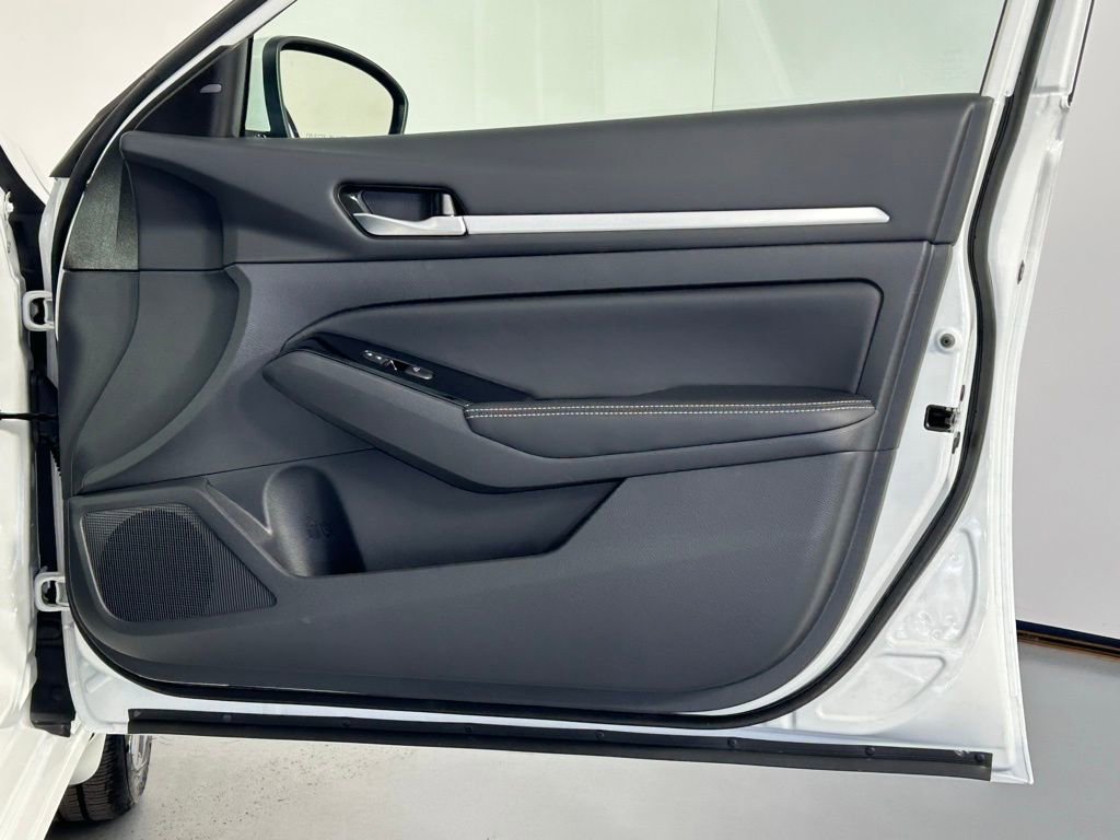 Used 2025 Nissan Altima 2.5 SL FWD image 9