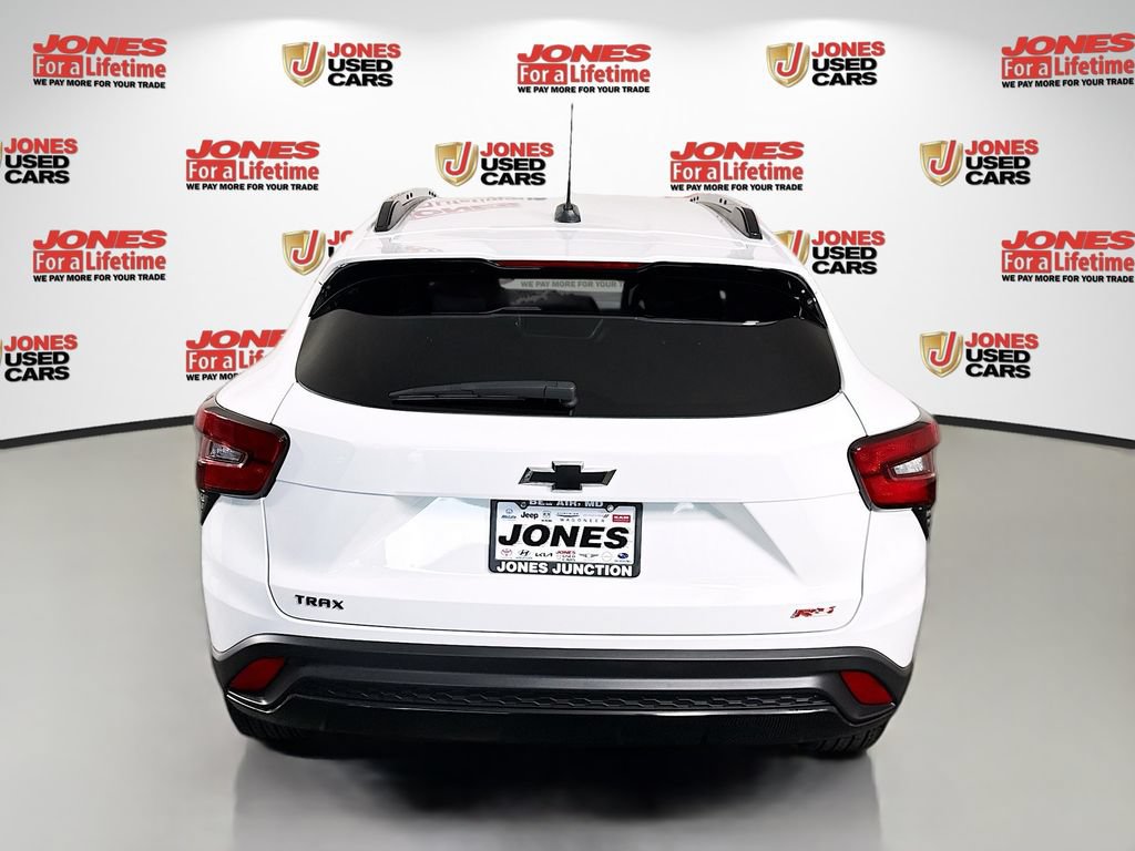 Used 2024 Chevrolet Trax RS w/ Sunroof Package FWD image 14