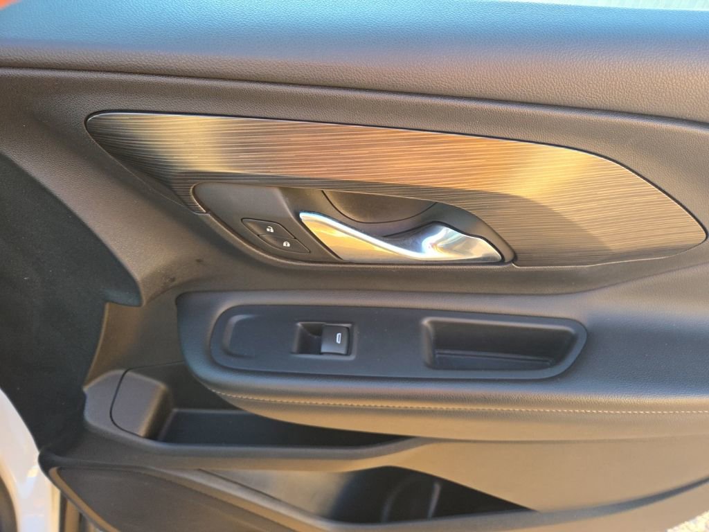 Used 2023 GMC Terrain SLT image 16