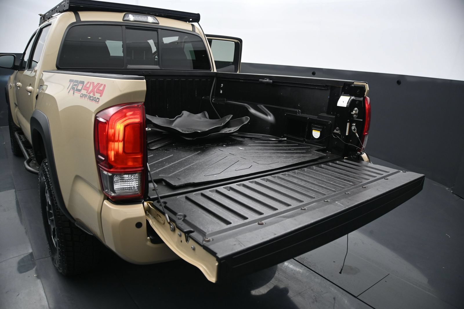 Used 2016 Toyota Tacoma TRD Off-Road AWD/4WD image 15