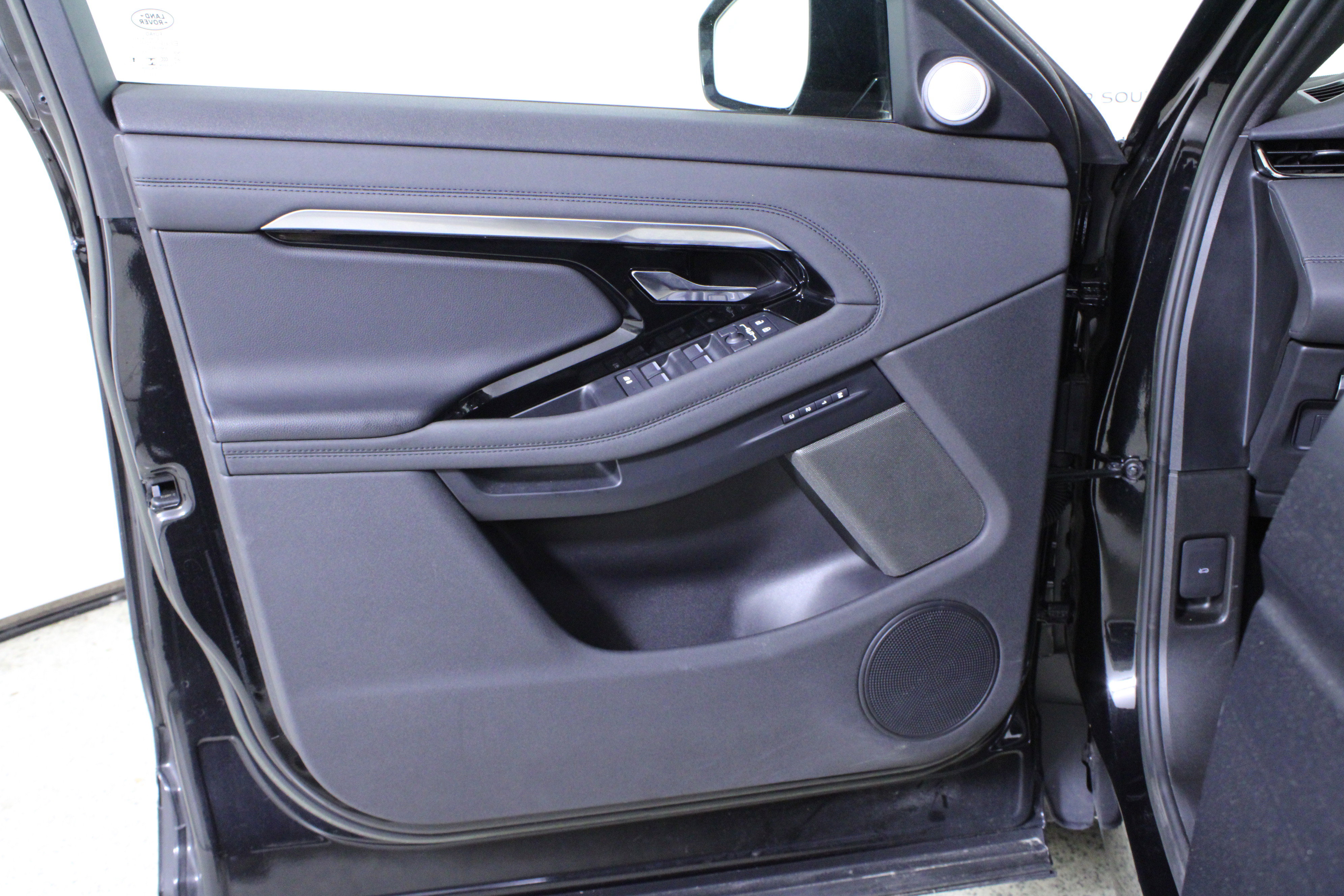 Used 2023 Land Rover Range Rover Evoque R-Dynamic SE image 17