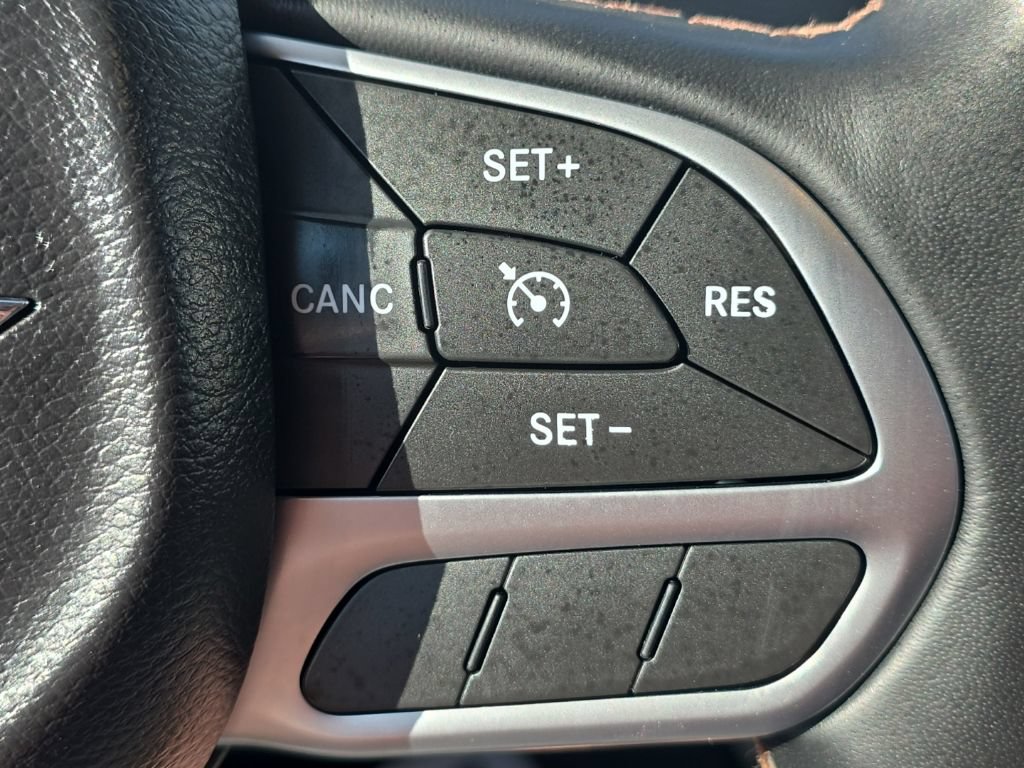 Used 2017 Chrysler Pacifica Touring-L FWD image 27