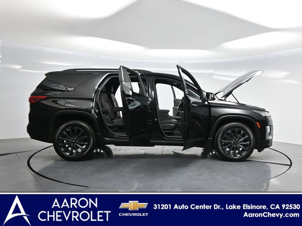 Used 2023 Chevrolet Traverse RS image 3