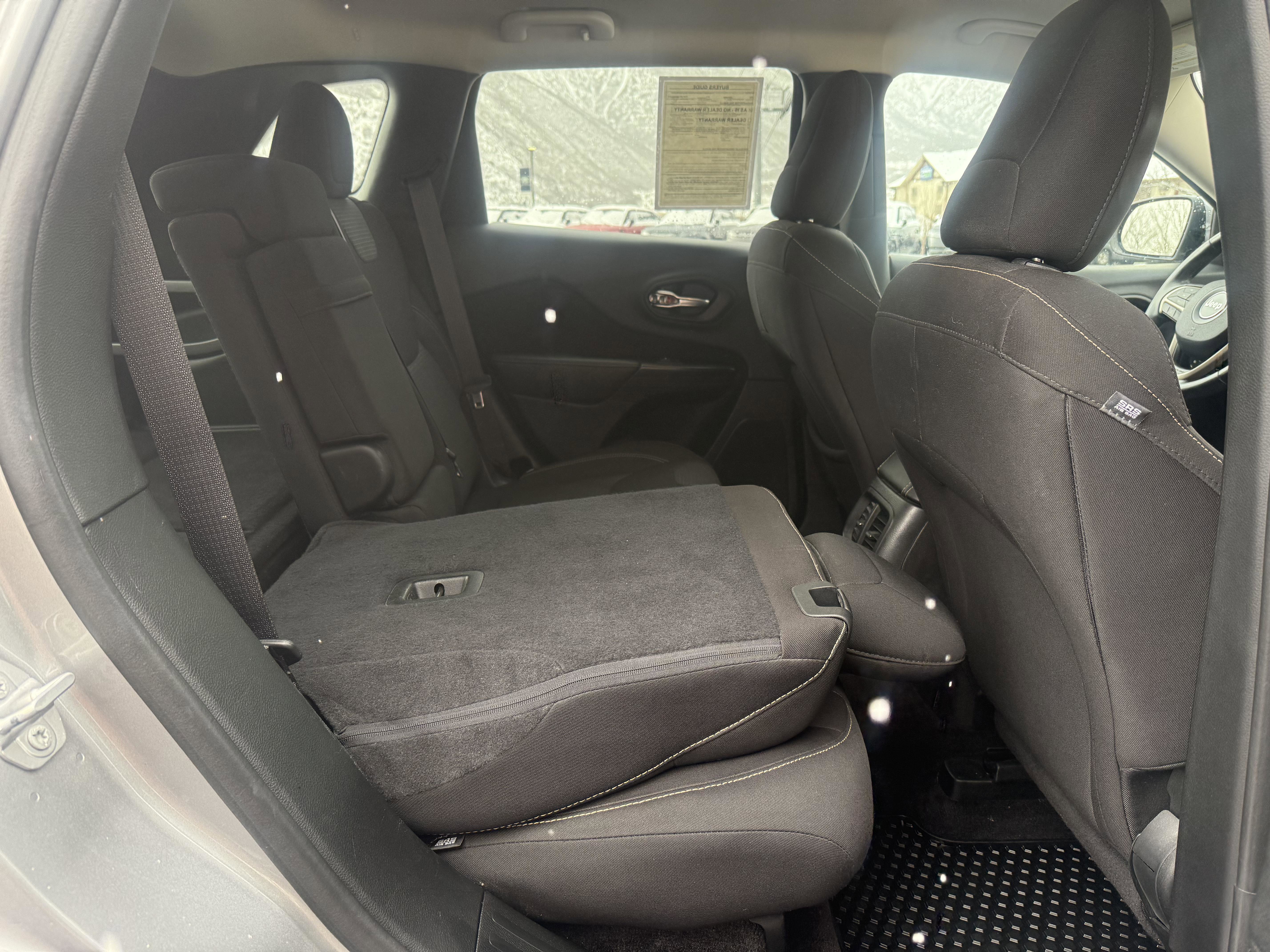 Used 2017 Jeep Cherokee Latitude w/ Cold Weather Group image 38