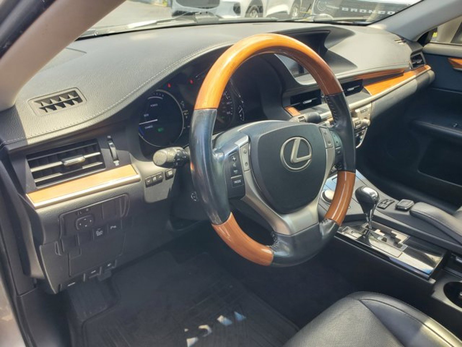 Used 2015 Lexus ES 300h w/ Navigation System Package FWD image 11