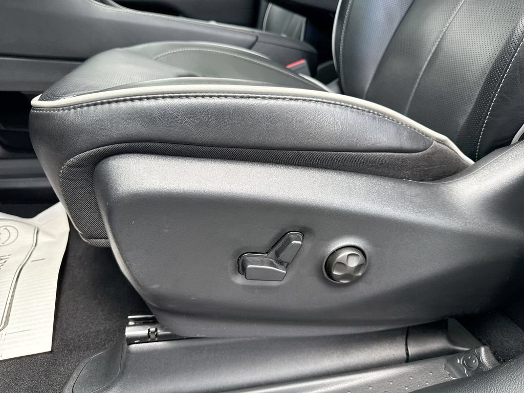 Used 2025 Chrysler Pacifica Limited FWD image 12