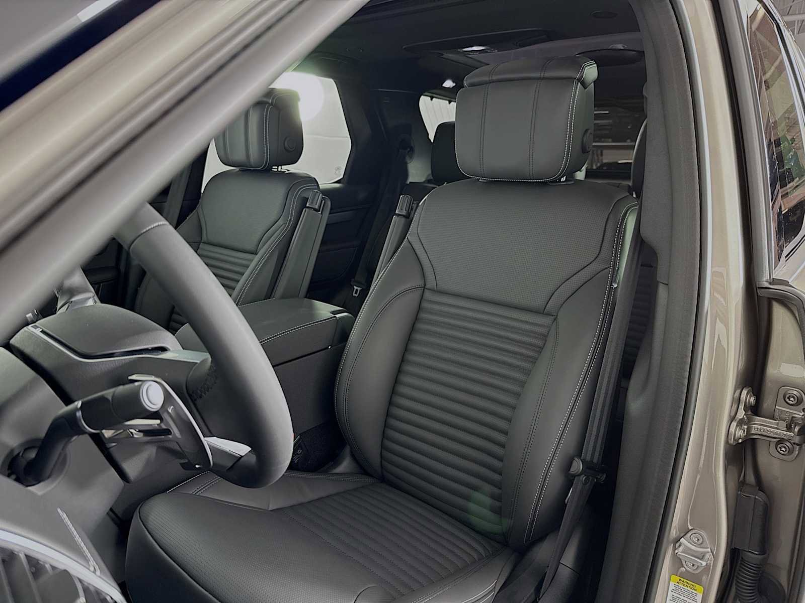 New 2025 Land Rover Discovery Dynamic SE image 11