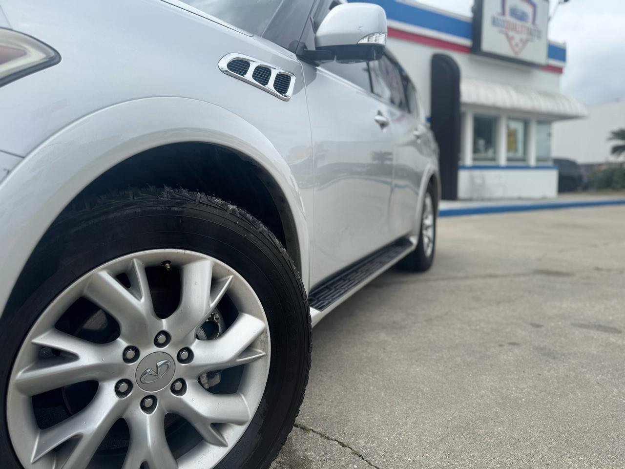 Used 2013 INFINITI QX56 4WD w/ Theater Pkg image 4