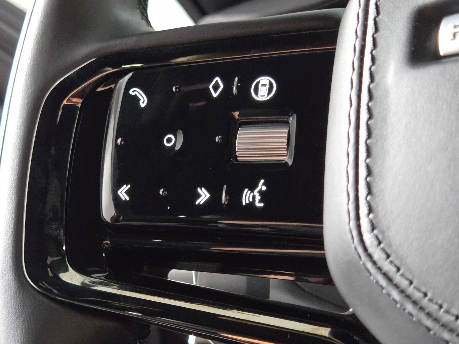 Used 2025 Land Rover Range Rover Sport Dynamic SE image 23