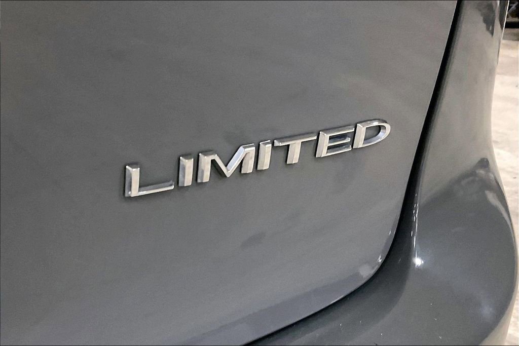 Used 2023 Chrysler Pacifica Limited image 8