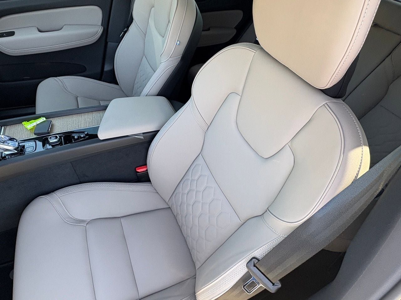 New 2026 Volvo XC60 B5 Plus w/ Protection Package Premier AWD/4WD image 17