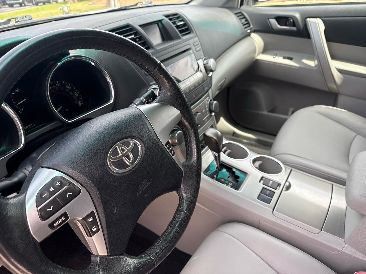 Used 2012 Toyota Highlander SE FWD image 33