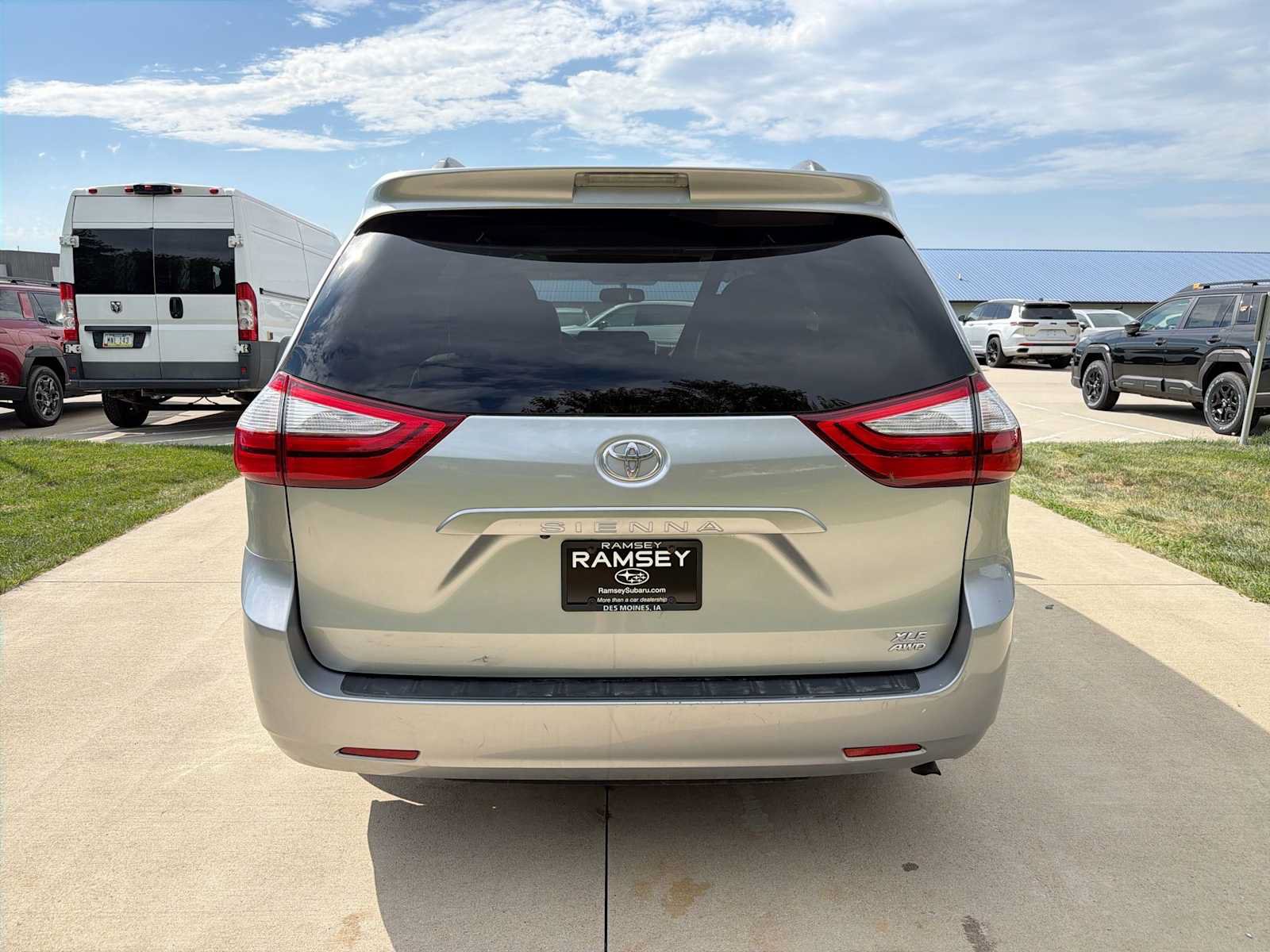 Used 2017 Toyota Sienna XLE AWD/4WD image 5