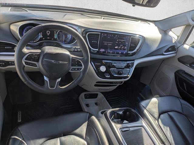 Used 2023 Chrysler Pacifica Touring-L image 15