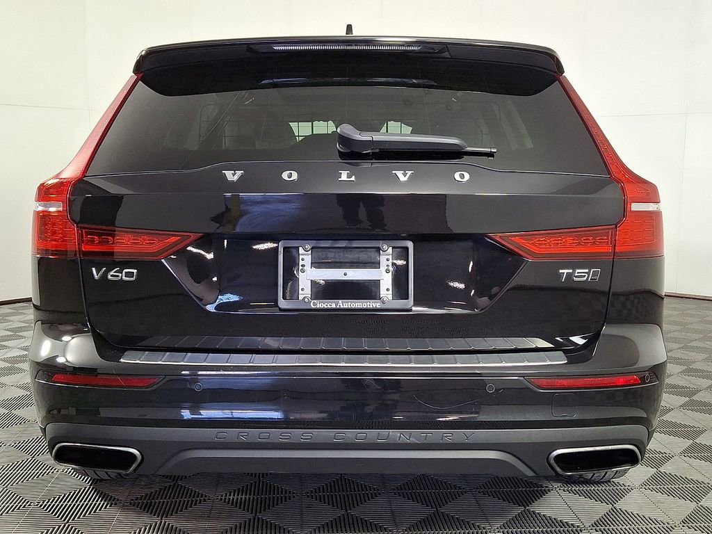 Used 2022 Volvo V60 T5 Cross Country w/ Advanced Package image 9