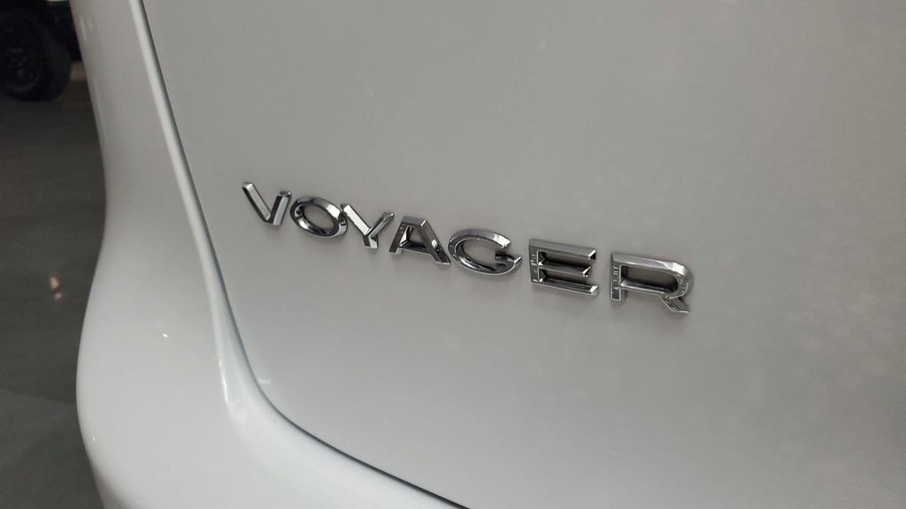 Used 2025 Chrysler Voyager LX image 8