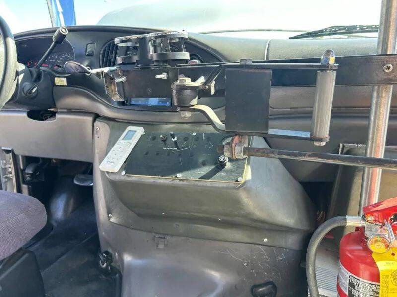 Used 2006 Ford E-350 and Econoline 350 Super Duty RWD image 36