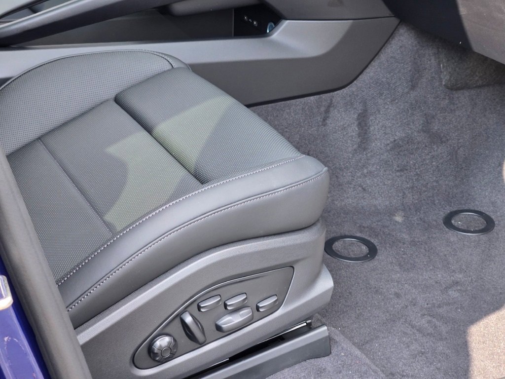 New 2025 Porsche Macan 4 Electric image 38