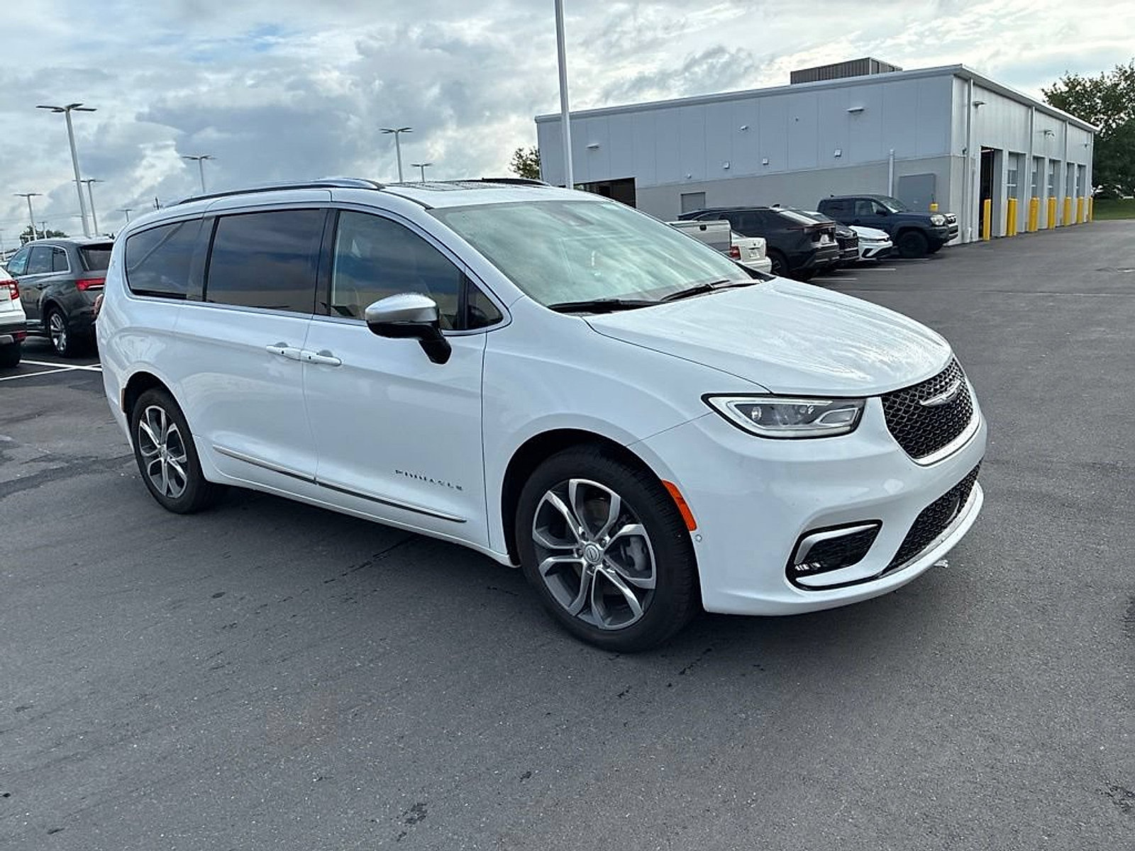 Used 2026 Chrysler Pacifica Pinnacle AWD/4WD image 9