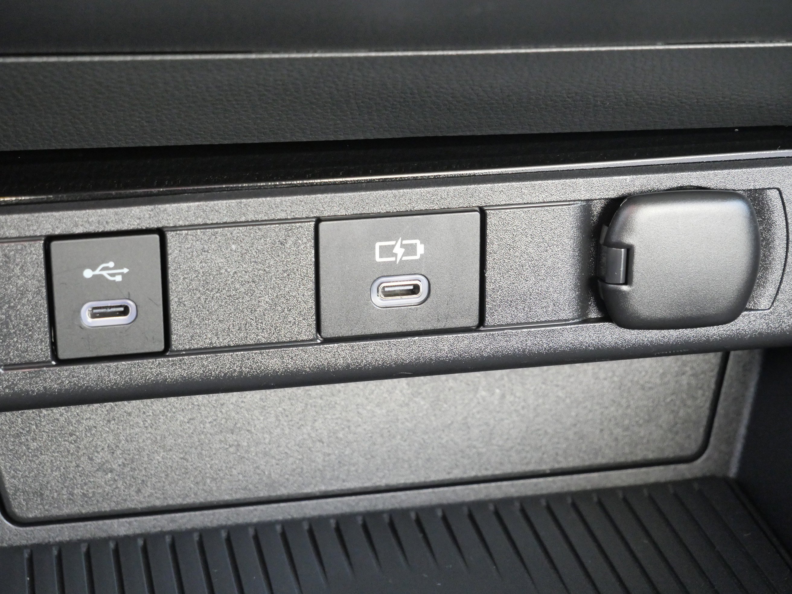 Used 2024 Toyota Prius XLE image 28