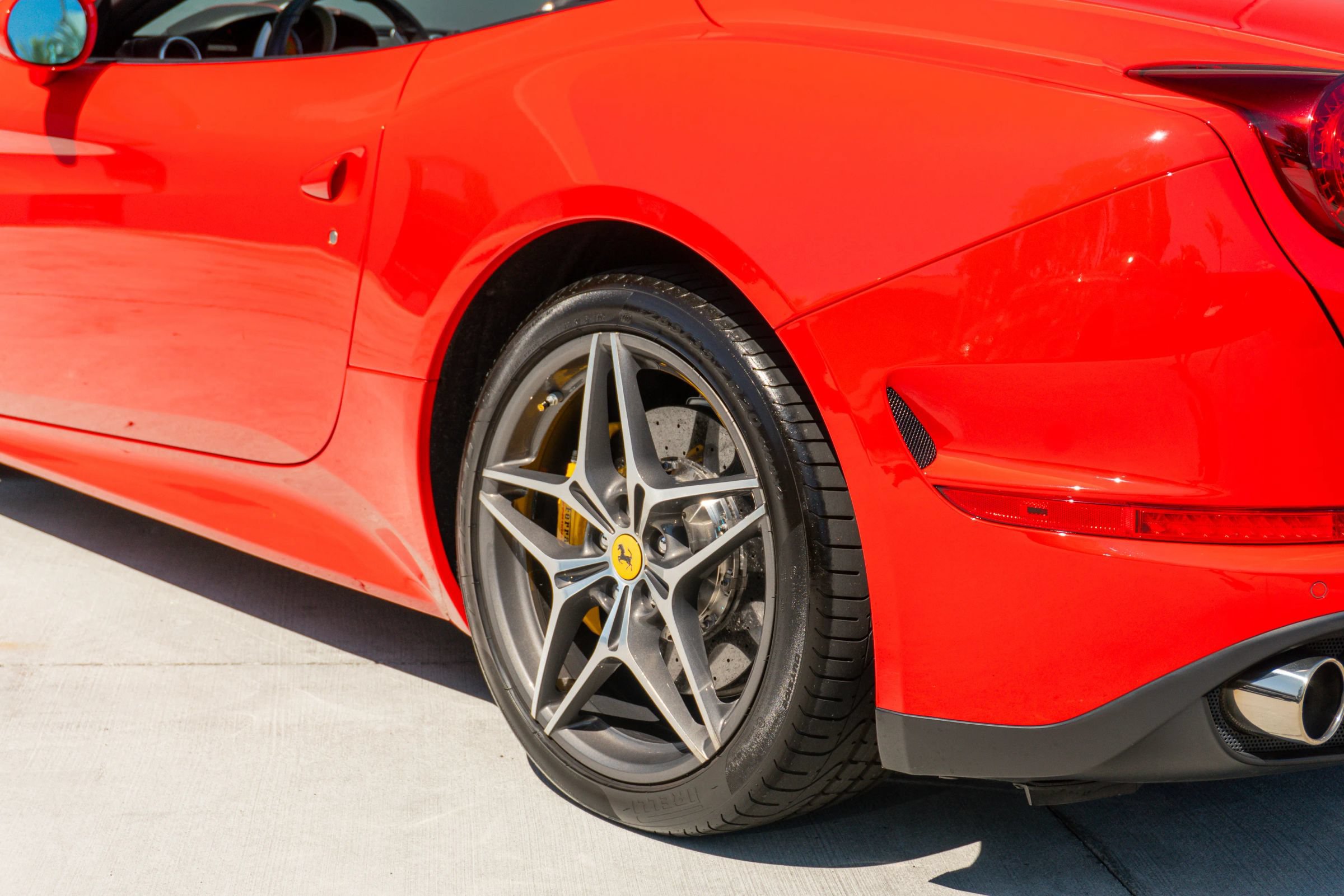Used 2017 Ferrari California T RWD image 45