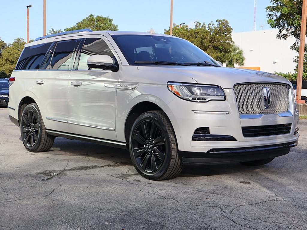Used 2022 Lincoln Navigator Reserve image 2