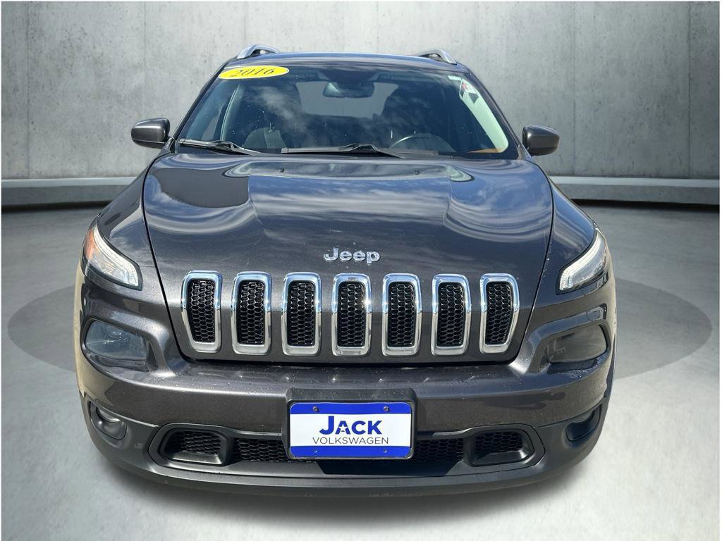 Used 2016 Jeep Cherokee Latitude w/ Cold Weather Group AWD/4WD image 11