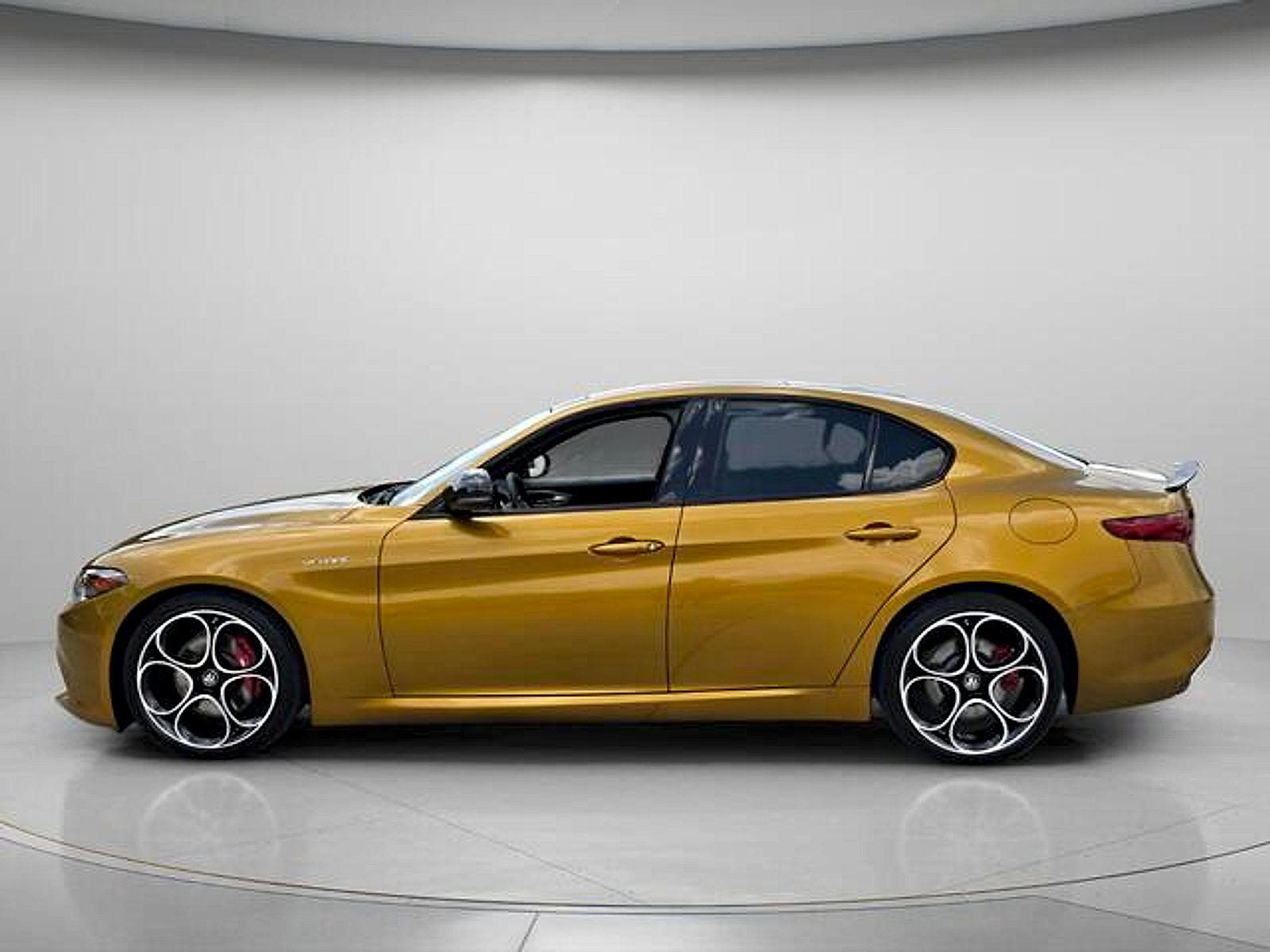 Used 2023 Alfa Romeo Giulia Veloce RWD image 3