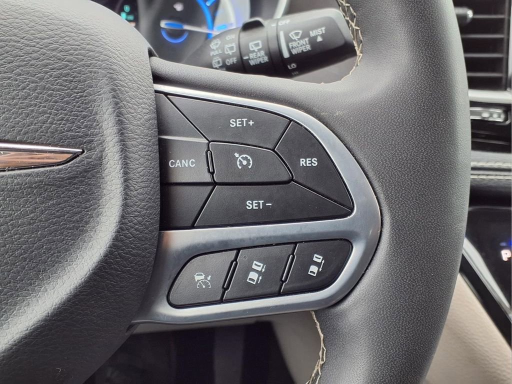 Used 2024 Chrysler Pacifica Limited FWD image 18