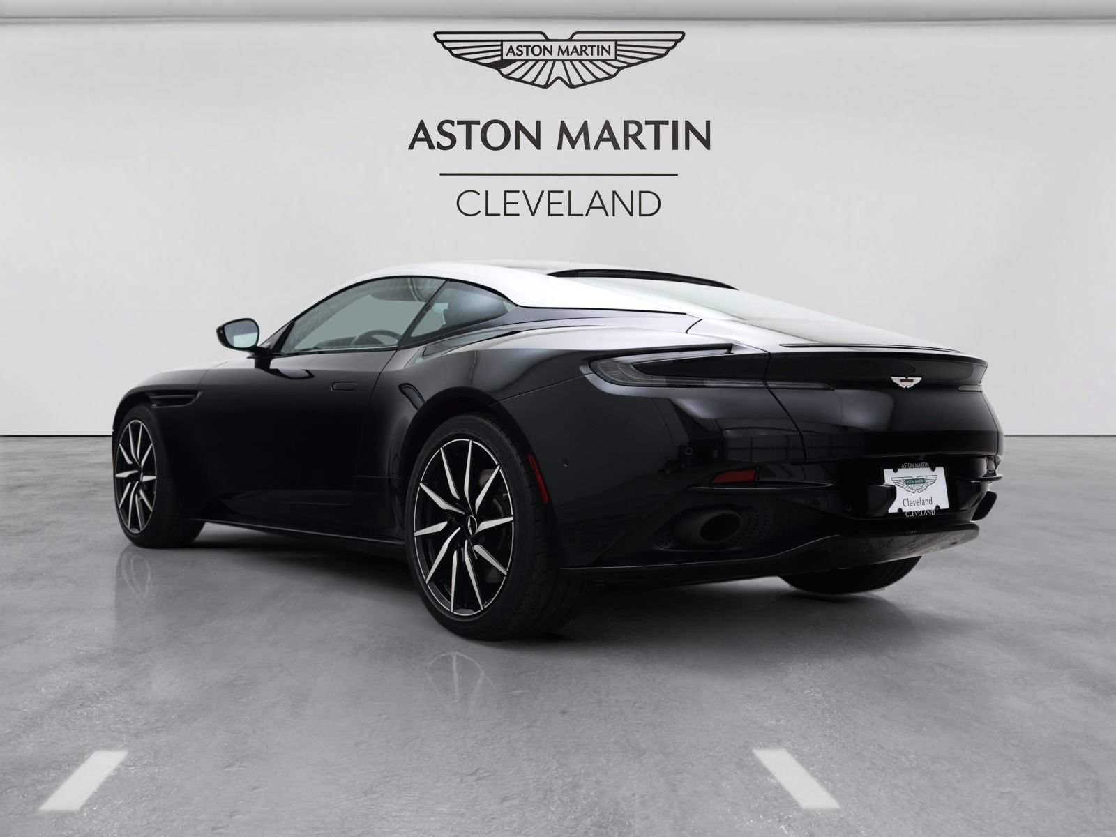 Used 2018 Aston Martin DB11 V12 RWD image 2