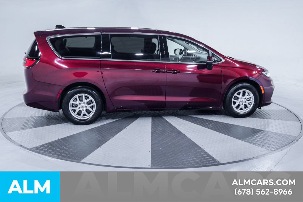 Used 2023 Chrysler Pacifica Touring-L FWD image 11