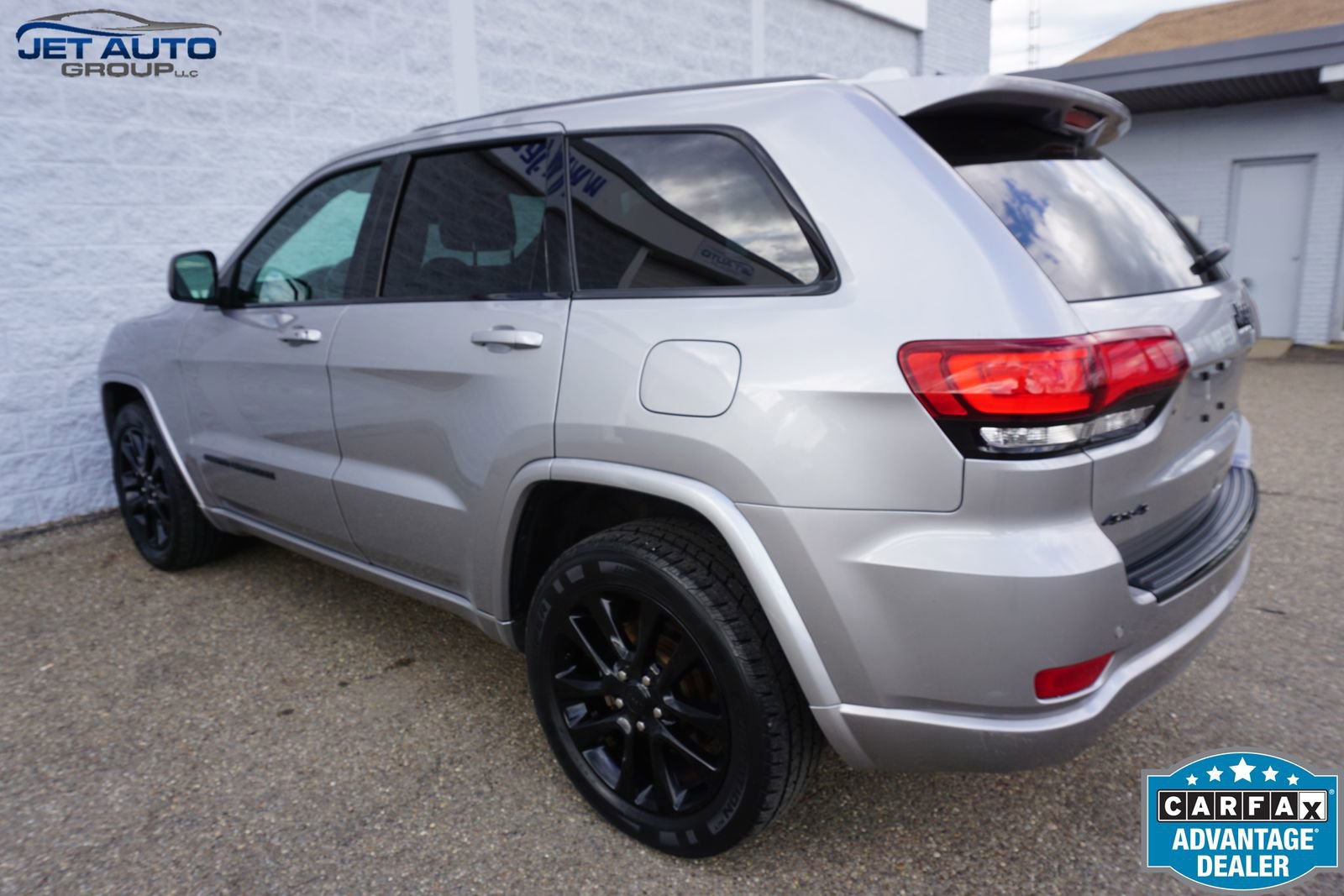 Used 2017 Jeep Grand Cherokee Altitude AWD/4WD image 8