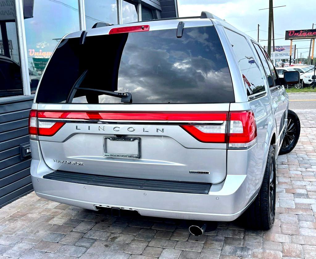 Used 2015 Lincoln Navigator 2WD image 2