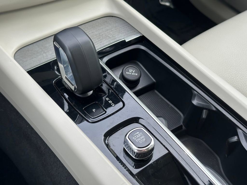 Used 2023 Volvo XC60 T8 Plus image 18